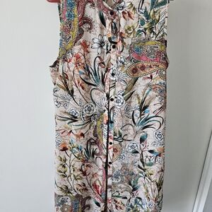 Sleeveless tunic. Hi-low hemline. Flat friendly!